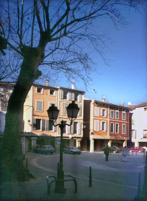 Façades
                colorés de la Place de l'Église
