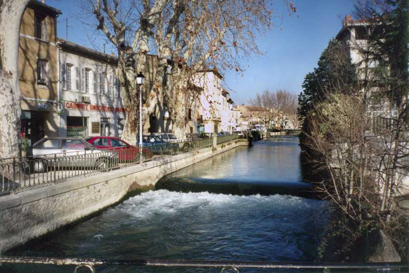 Les
                eaux vives de la Sorgue à travers la petite ville