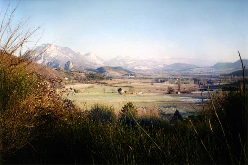 Près de
                    SAOU : paysage de montagnes depuis le Pas de
                    Lauzens
