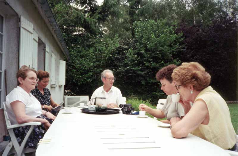 Soisy-a-table-cez-les-B.-dans-le-jardin