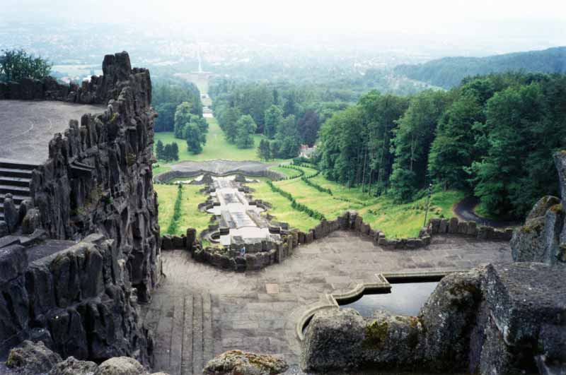 Kassel : au pie de l'Herkules du Wilhelmshöhe, en
                regardant vers le château