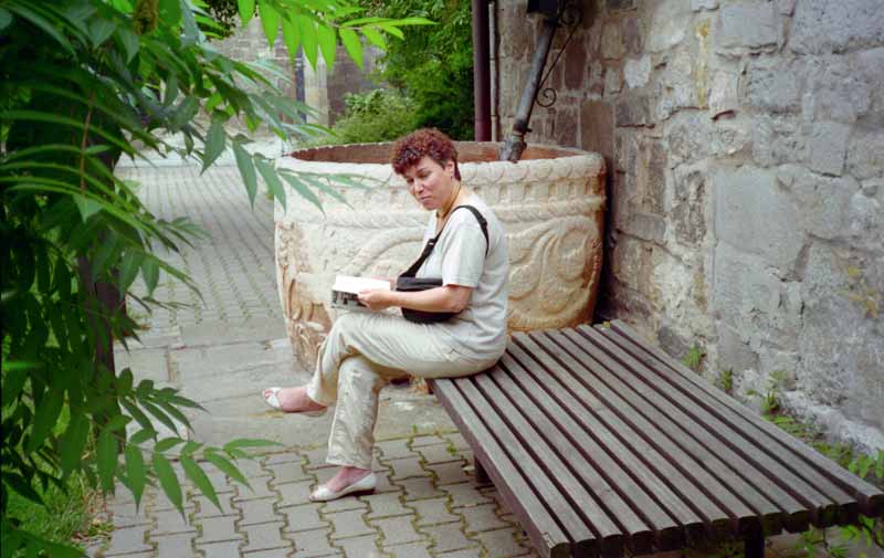 Monique
                dans le jardin de la collégiale Saint Cyriaque de
                Gernröde