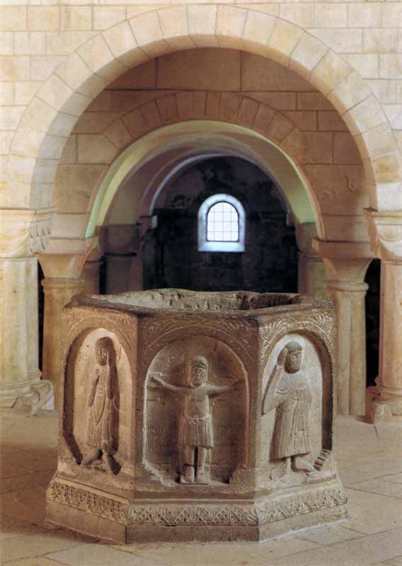 Fonts baptismaux de la collégiale St-Cyriaque de
                Gerneröde
