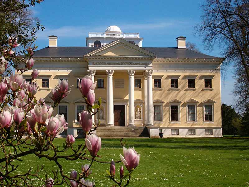 Schloss Wörlitz, une country-house de style
                palladien