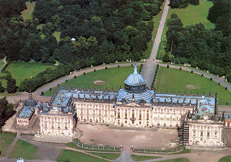 Le Nouveau Palais vu du ciel et sa demi-lune