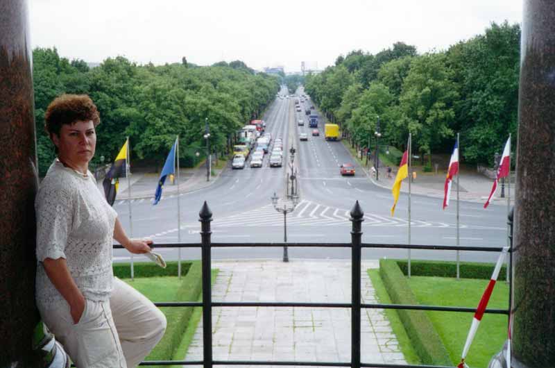 Au pied de la Colonne de la Victoire