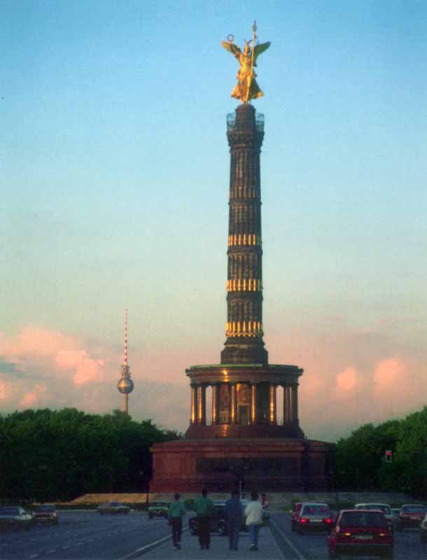 Colonne de la Victoire au crépuscule