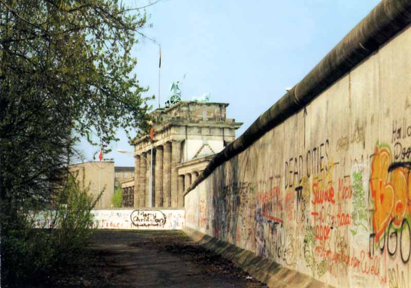 Berlin : le Mur au niveau de la Porte de
                    Brandebourg