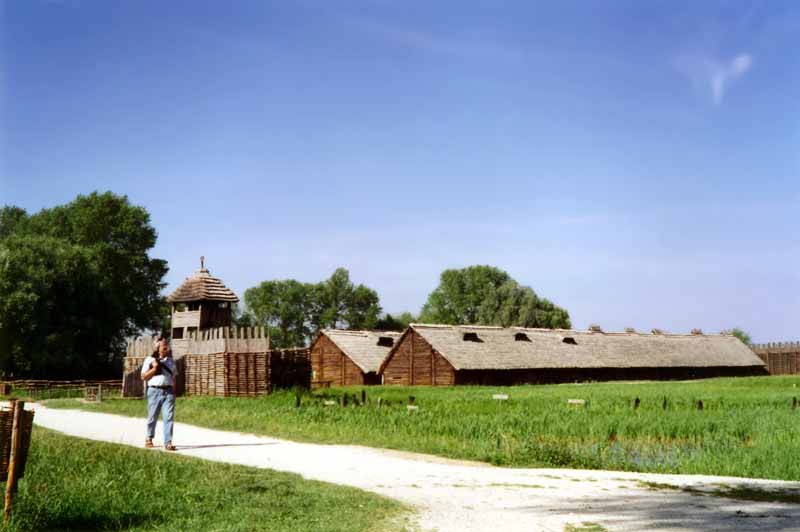 Biskupin-Jean-Paul-sur-la-voie-d'acces au
                      village