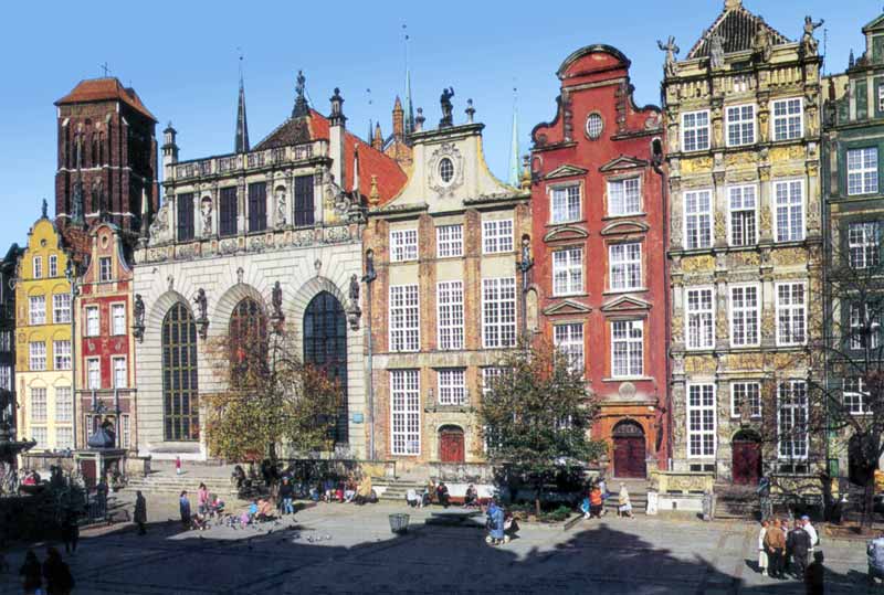 L'Hôtel Artus et ses trois grandes baies
                        XVIIème, à gauche la fontaine de Neptune