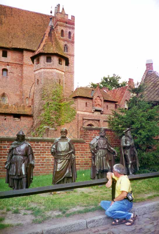 Malbork : Jean-Paul devant les statues des Grands
                Maîtres