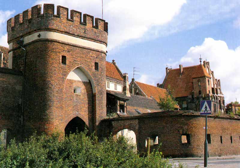 Torun :
                la porte donnant sur le pont sur la Wistla (Vistule)
