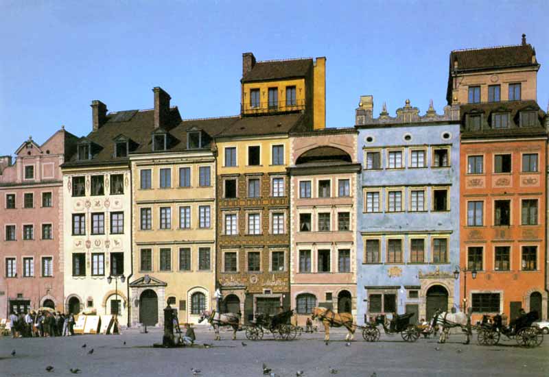 Calèche
                attendant sur la Rynek Starego Miasta (Place de la
                Vieille Ville)