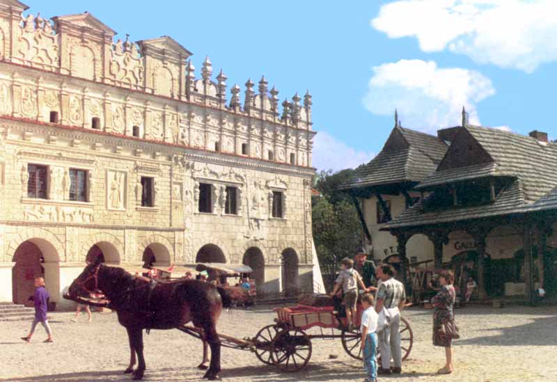 Maisons Renaissance à arcades sur la rynek de
                Kazimierz Dolny