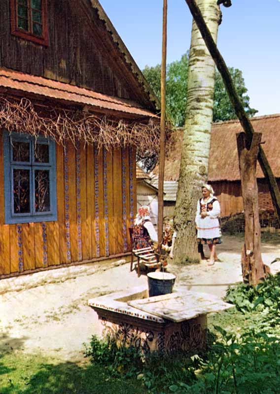 sanok-skansen-maison-paysane-puits-balancier