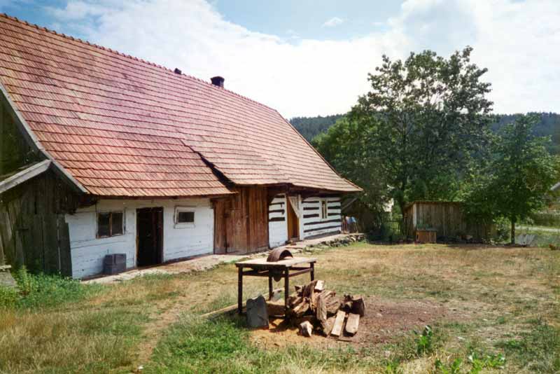 Ferme
                    traditionnelle dans la campagne polonaise