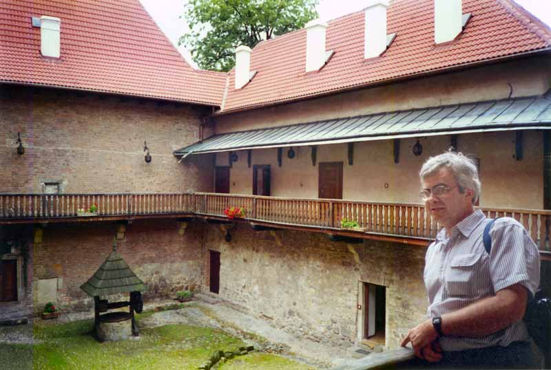 Jean-Paul sur la galerie donnant sur la cour du chateau de
        Debno