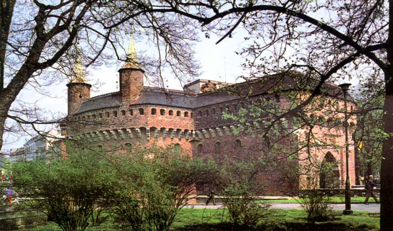 Krakow :
              muraille arrondie de la Barbacane