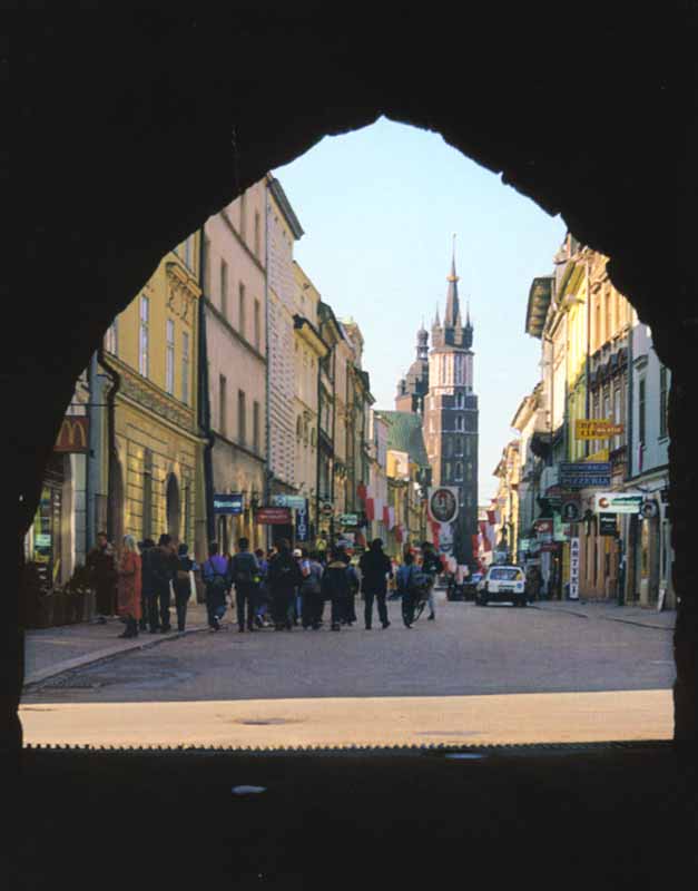 Sous l'arc de la Porte Florian