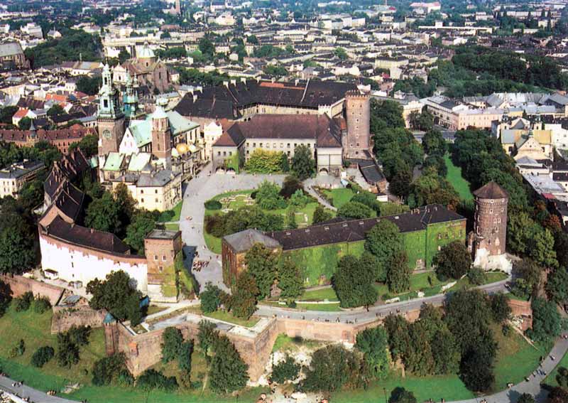 Cracow :
        le Wavel côté fleuve vu du ciel