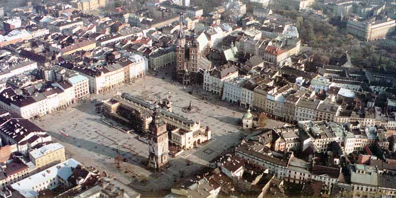 La
              Grande Place, la Halle aux Draps et le Beffroi
