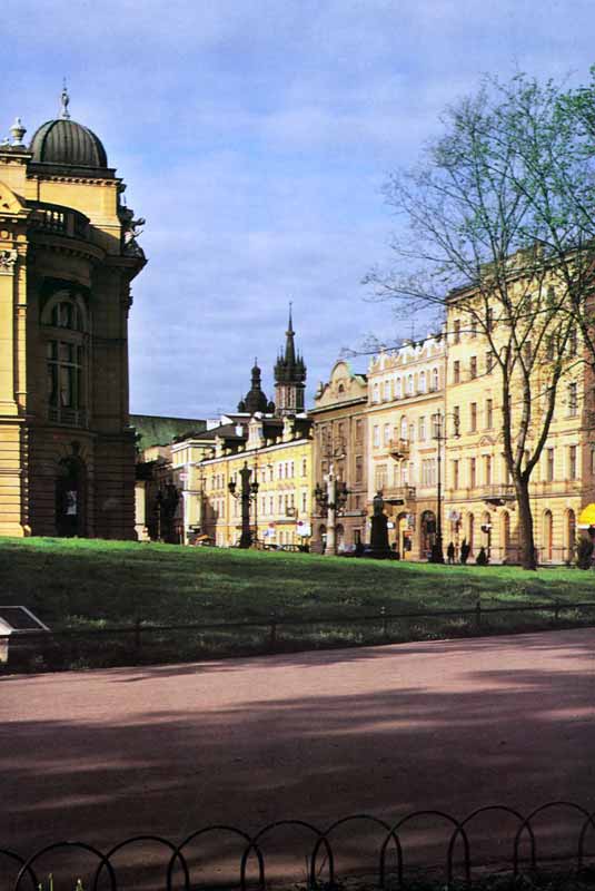Krakow : les tours de Notre Dame depuis le theatre
              Slowacki