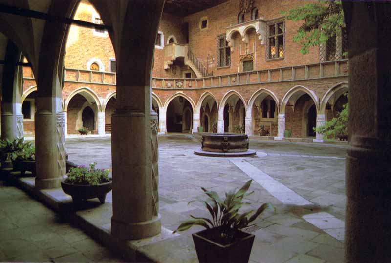 Krakow : cour à arcades XVème du Collegium Maius