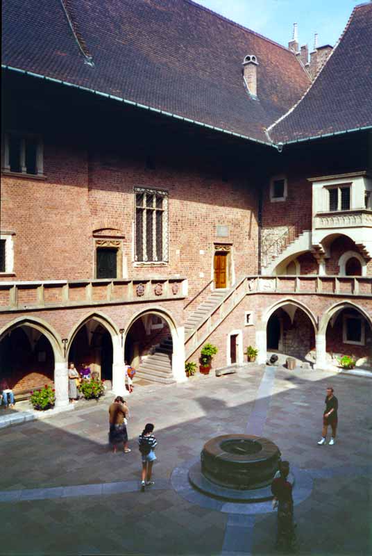 cracow: cour-a-arcades du collegium maius
