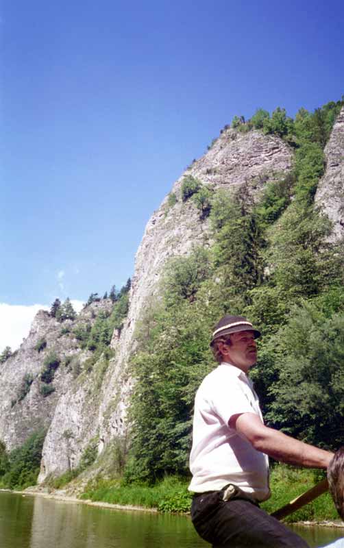 On
                atteint les falaises qui s'élèvent progressivement