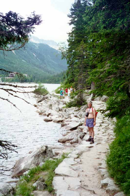 Jean-Paul sur le sentier contournant le lac