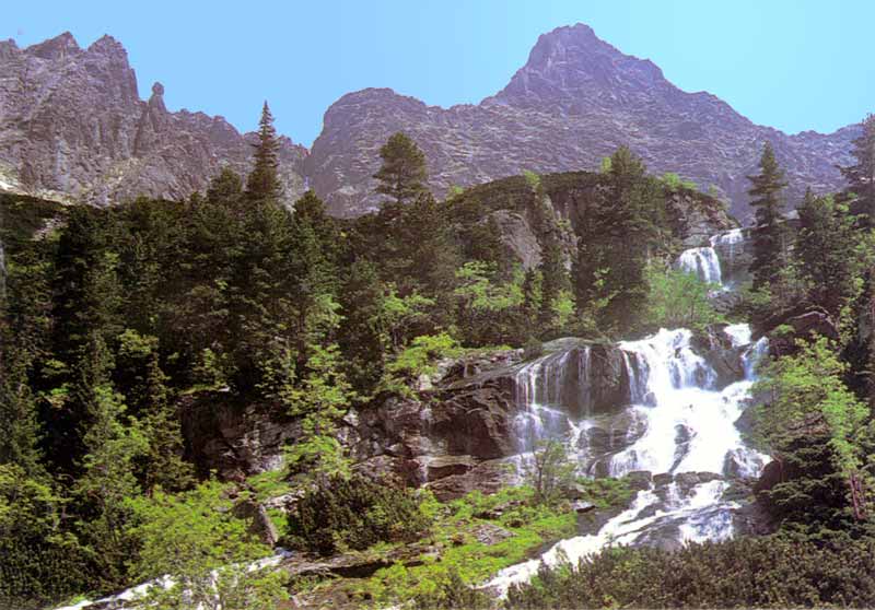 La cascade issue du Czarny Staw tombant dans le
              Morskie Oko
