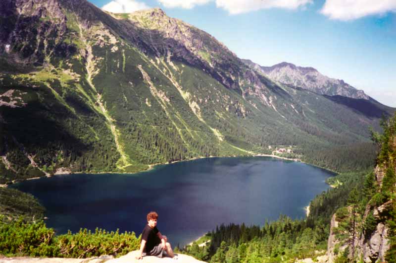 Monique prend le soleil sur un rocher au-dessus du
              lac Morskie Oko