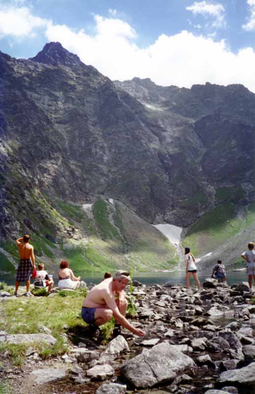 Jean-Paul se rafraichit au bord du Czarny Staw en
              haut de la moraine
