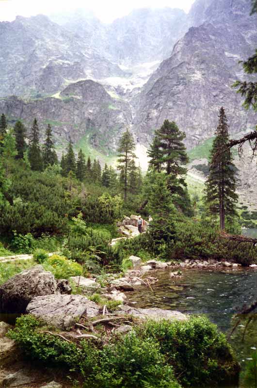 En
              quittant le Morskie Oko vers les pentes dénudées du Czarny
              Staw