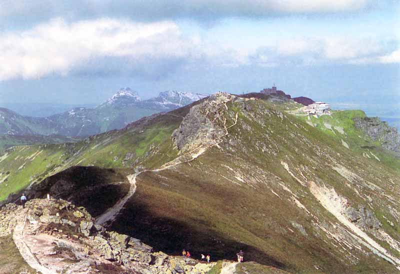 Depuis le sentier vers le mont Swinika, vue sur le
              Kasprowy Wierch et la gare du téléphérique