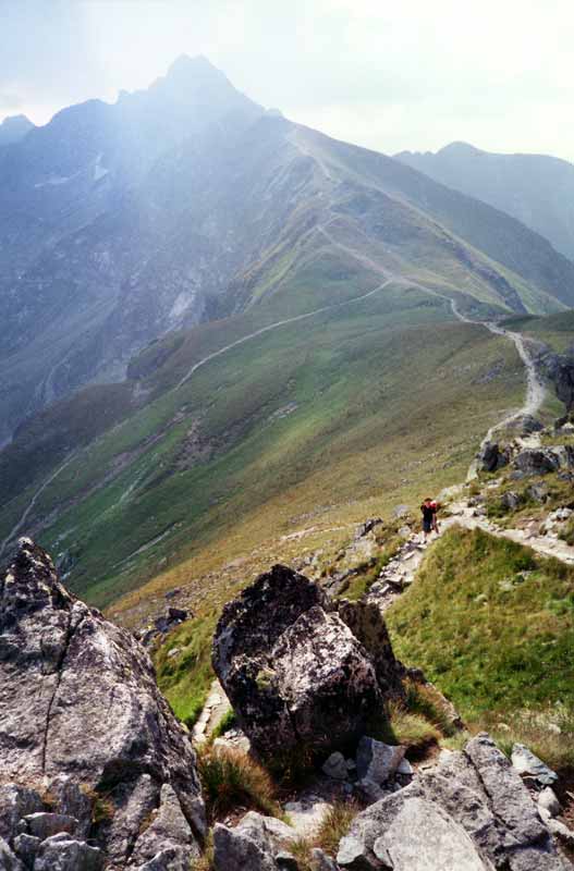 Sur le sentier de crête vers le mont Swinika,
                Monique attend...