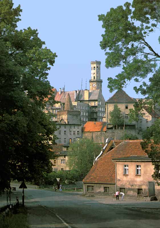 Bystrzyca Kodzka : les vieilles maisons groupées
              autour de la tour du stadhus