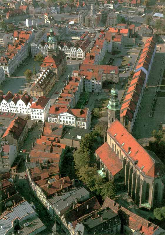 Jelenia Gora : le centre historique avec l'église
                Sinte Croix et la Plac Rastuzowy