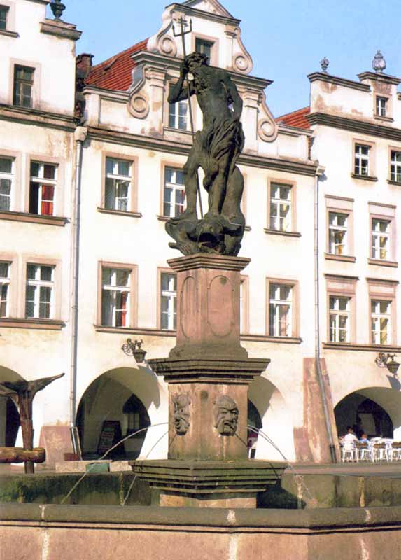Jelenia Gora : fontaine de Neptune sur la Plac
              Rastuzowy