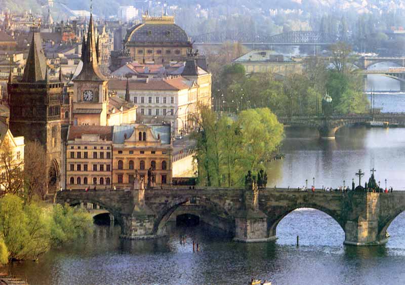 Pont Charles sur la Vltava et Mala Strana, du côté
                de la Vieille Ville