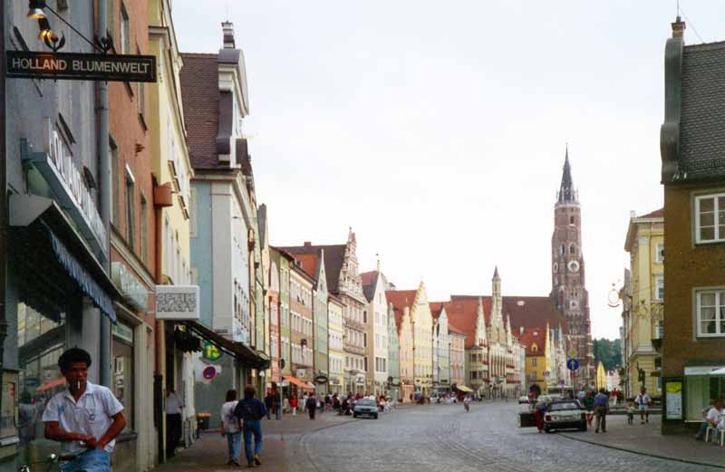La Grande
                    Rue de Lanshut et la tour de l'Église Saint Martin