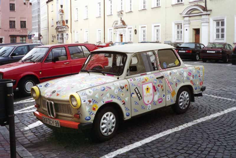 Une
          vieille Traban tchèque recyclée en BMW DE...