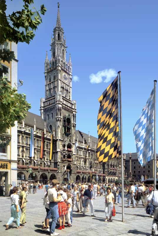 Müchen: Marienplatz et le Neurathaus (le Nouvel
                  Hôtel de Ville)