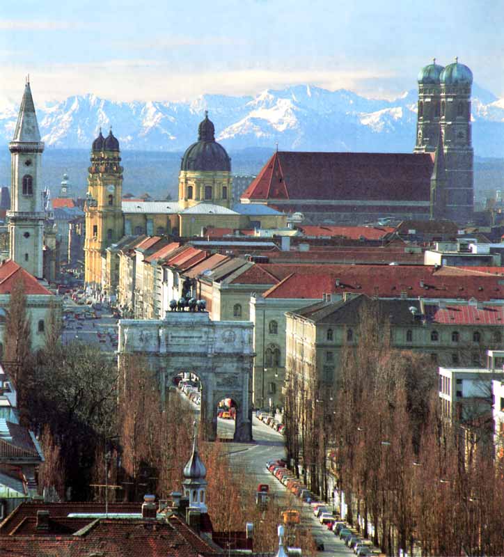 Centre
                historique de München et son environnement de montagne