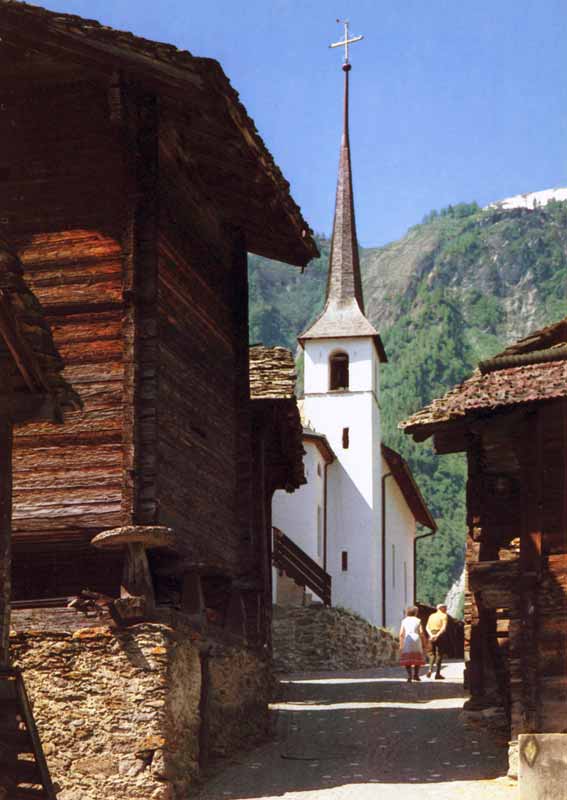 Village suisse typique dans la Vallée du
                  Tavetschal