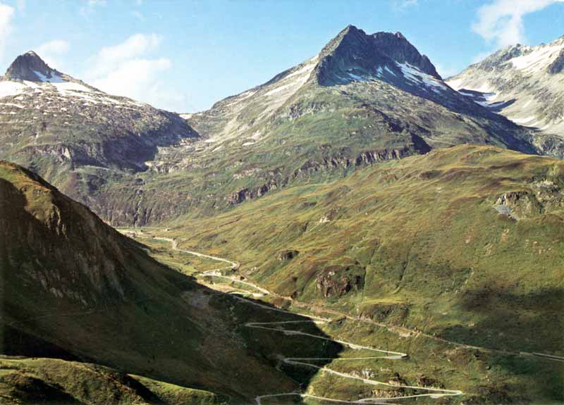Les lacets
                    de l'Oberalp Pass en avant de nous