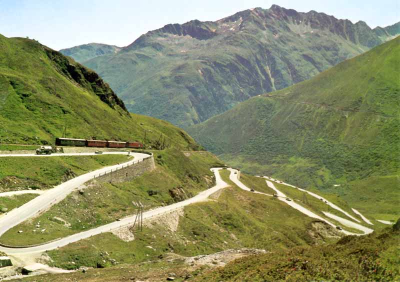 Au faîte de l'Oberalpass la route croise la ligne
                de chemin de fer