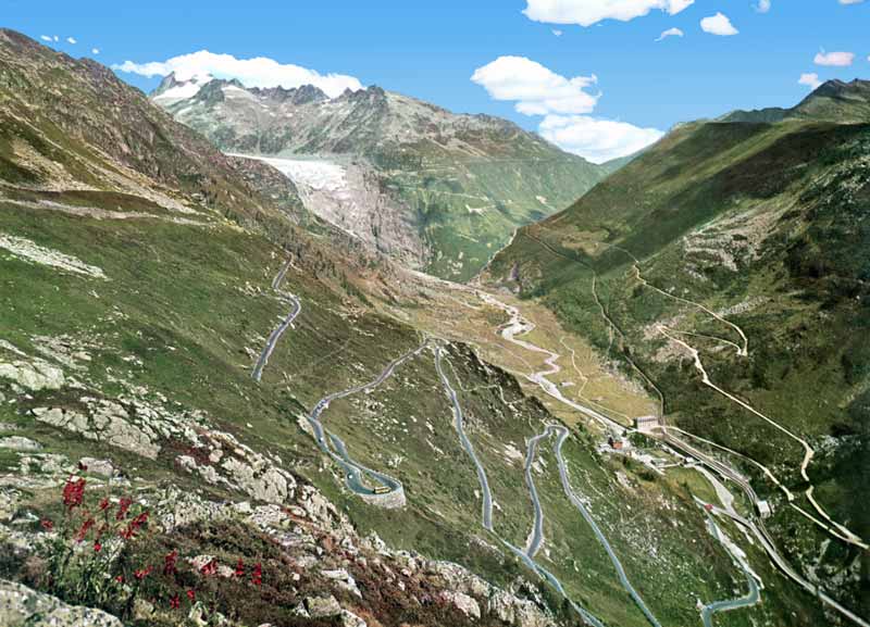 Au dessus de la rencontre des Route du Grimsel et du
          Furka Pass, le Glacier du Rhône