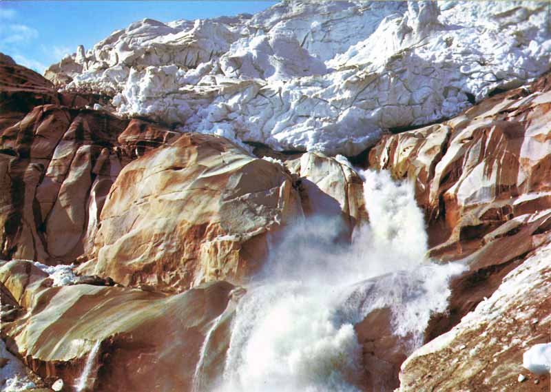 La source
                  du Rhône, au déversoir du petit lac de morraine
                  recueillant les eaux du Glacier du Rhône