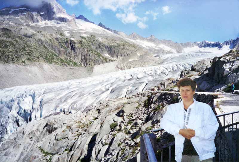 Monique sur la terrasse devant le Glacier du
                  Rhône